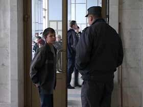 Подросток и сотрудник милиции. Фото: grandtv.ru