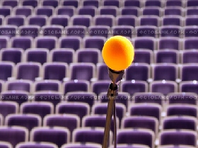Микрофон, сцена. Фото с сайта: lori.ru 