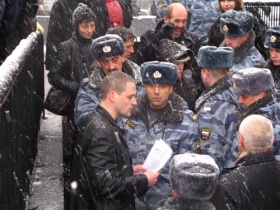 Сергей Удальцов и милиционеры. Фото: Левый фронт