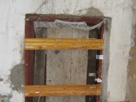Заколоченная дверь. Фото  с сайта www.novosti-n.mk.ua