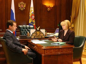 Дмитрий Медведев и Элла Памфилова. Фото с сайта kremlin.ru