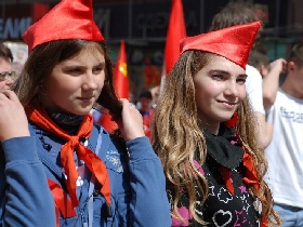 Пионеры на шествии КПРФ 9 мая. Фото: Каспаров.Ru