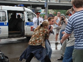 Задержание активистов СКМ во время "траурной акции". Фото: Каспаров.Ru