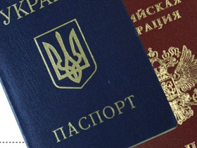 Паспорта России и Украины. Фото: arhivgazet.ru