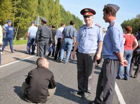 Перекрытие трассы. Фото: с сайта news.vtomske.ru