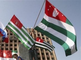 Флаги Абхазии. Фото: korrespondent.net