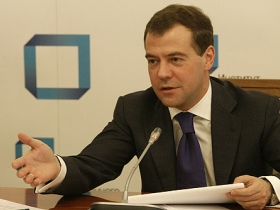 Дмитрий Медведев на фоне эмблемы ИНСОРа, фото http://archive.kremlin.ru