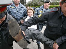 Милиция задерживает Николая Алексеева на гей-параде. Фото с сайт rfi.ru