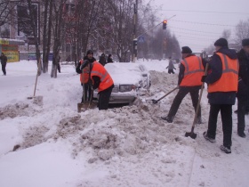 Уборка снега. Фото с сайта www.11.gibdd.ru