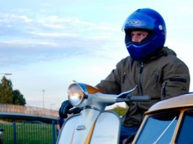 Человек на мотороллере, фото с сайта motopics.ru 