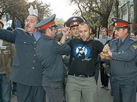 Задержание Сурена Газаряна. Фото с сайта echo.msk.ru