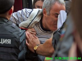 Задержание Гарри Каспарова 17 августа. Фото с сайта argumenti.ru