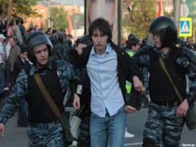 Задержание Кирилла Гончарова 6 мая. Фото с сайта: youthyabloko.ru