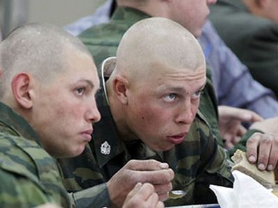 Солдаты в столовой. Фото с сайта НТВ.Ru