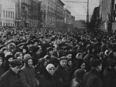 Десятки тысяч людей шли к Колонному залу. Москва, 6 марта 1953 года. Автор: М. Савин. Журнал "Огонёк" № 11 (1344).