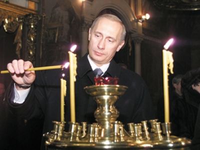 Владимир Путин в церкви. Фото: kirey-caustic.livejournal.com