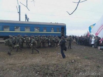 В Днепропетровской области десантники покидают поезд. Фото: twitter.com