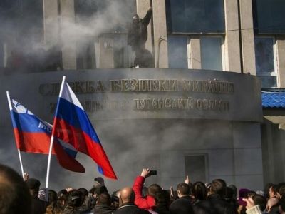 Протестующие у здания СБУ в Луганске. Фото: nyka-huldra.livejournal.com