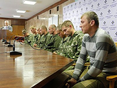 Задержанные в Украине российские военнослужащие. Фото: newsru.com