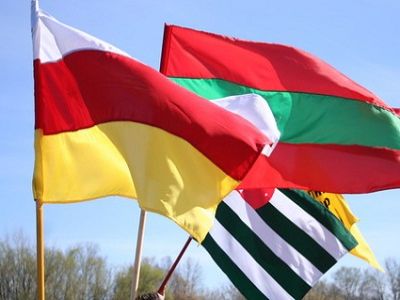 Флаги ПМР, Южной Осетии, Абхазии. Фото: osradio.ru