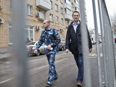 Алексей Навальный с приставом у суда. Фото: novayagazeta.ru