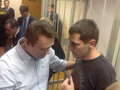 Алексей и Олег Навальные, прощание. Фото: twitter.com/rrubanov