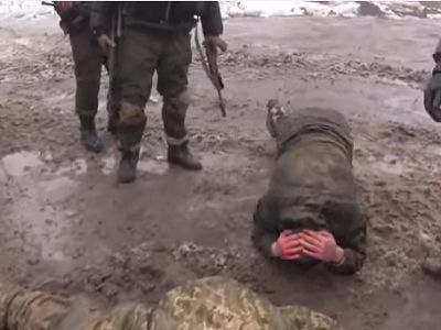 Террористы из "ДНР" издаеваются над пленными украинскими солдатами. Скрин видео http://www.youtube.com/