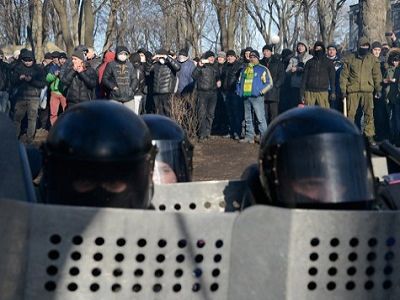 Киев, "Беркут" прикрывает банды "титушек", 18.2.14. Источник - http://lb.ua/