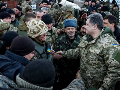 П.Порошенко среди солдат, вышедших из Дебальцево. Фото: facebook.com/Iryna.Friz