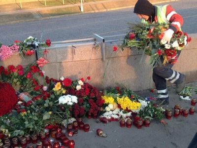 Немцов мост, "наведение порядка", утро 8.4.15. Источник - https://www.facebook.com/groups/NEMTSOVmemory