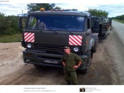 Российский солдат-срочник и грузовик с "Буком". Фото: informnapalm.org