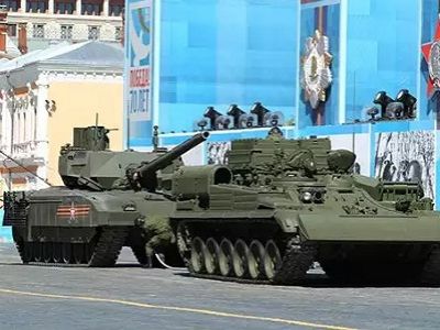 Заглохший танк "Армата" на репетиции парада, 7.5.15, Москва. Фото: top.rbc.ru