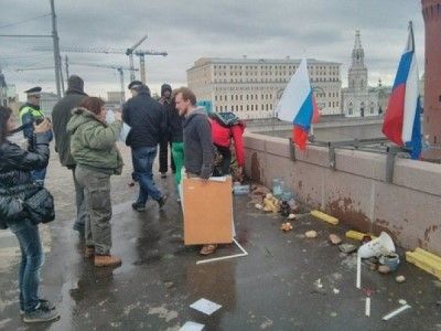 Разрушенный мемориал Борису Немцову. Фото: news.bigmir.net.