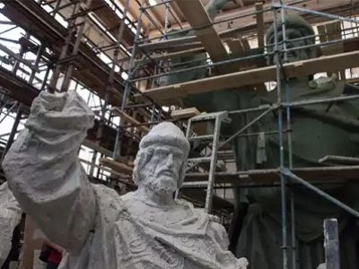 Памятник князю Владимиру в мастерской. Фото http://yodnews.ru/
