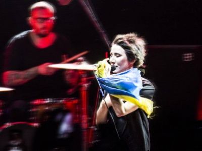 Певица Земфира с украинским флагом на концерте в Тбилиси. Фото: podrobnosti.ua