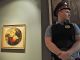 Охрана в музеях: полицейский на фоне картины. Фото: kommersant.ru
