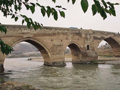 Красный мост через реку Храми. Источник: http://www.blackseanews.net
