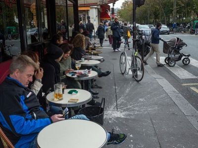 Париж, 14.11.15, работающее кафе в 50 метрах от места теракта. Фото И.Варламова, varlamov.ru/1512510.html
