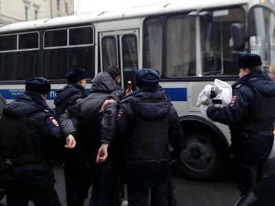 Задержание активистов за баннер в поддержку Дадина Фото: Каспаров.Ru