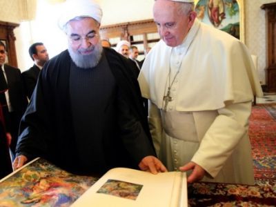 Президент Ирана подарил папе римскому персидский ковер. Фото: russian.irib.ir