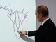 Путин рисует детям кошку, вид сзади. Источник - lifenewscontent.ru