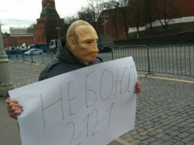 Активист в маске Путина на Красной площади. Фото: twitter.com/GraniTweet