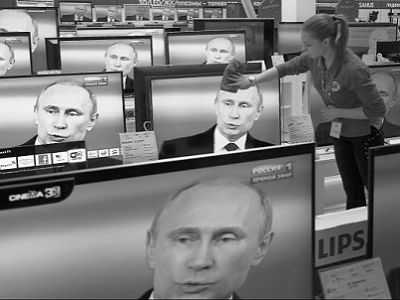 Путин в телевизоре. Фото: thequestion.ru