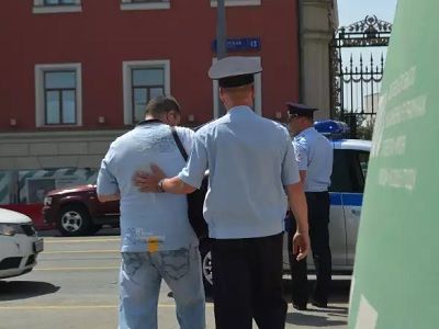Задержание участников пикета у мэрии против уничтожения "Торфянки" Фото: yabloko.ru