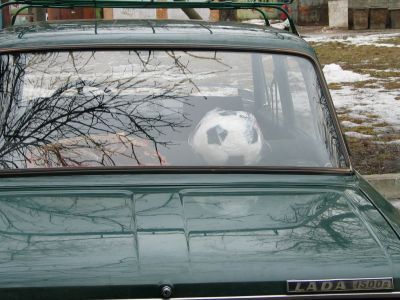 Мяч в "Жигулях". Источник: http://www.kolesa.ru/article/vmesto-seksa-lyubitelskij-tyuning-epohi-sssr