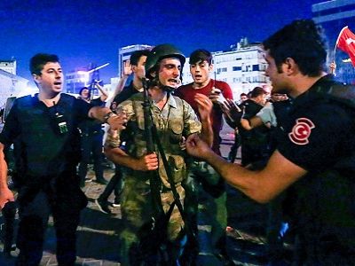 Разоружение участников восстания. Стамбул, 16.7.16. Фото: Reuters