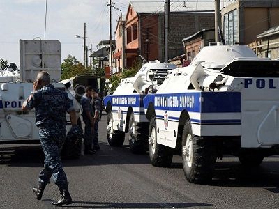 Техника у захваченного здания полиции в Ереване. Фото Reuters, источник - bbc.com