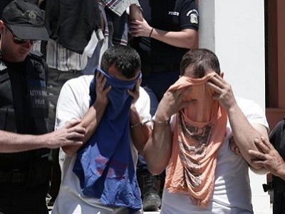 Греческая полиция и бежавшие турецкие военнослужащие. Источник - aa.com.tr