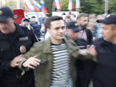 Полиция задерживает Яшина. Фото: twitter.com/IlyaYashin