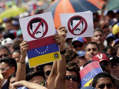 Плакаты "Долой Мадуро!" на демонстрации в Каракасе, 26.10.16. Фото: nbcnews.com
